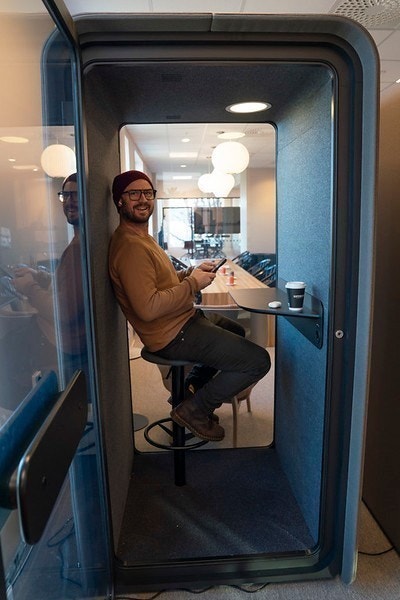 Photoboot hvor man kan ha telefonsamtaler og sitte i fred og ro Galleribilde