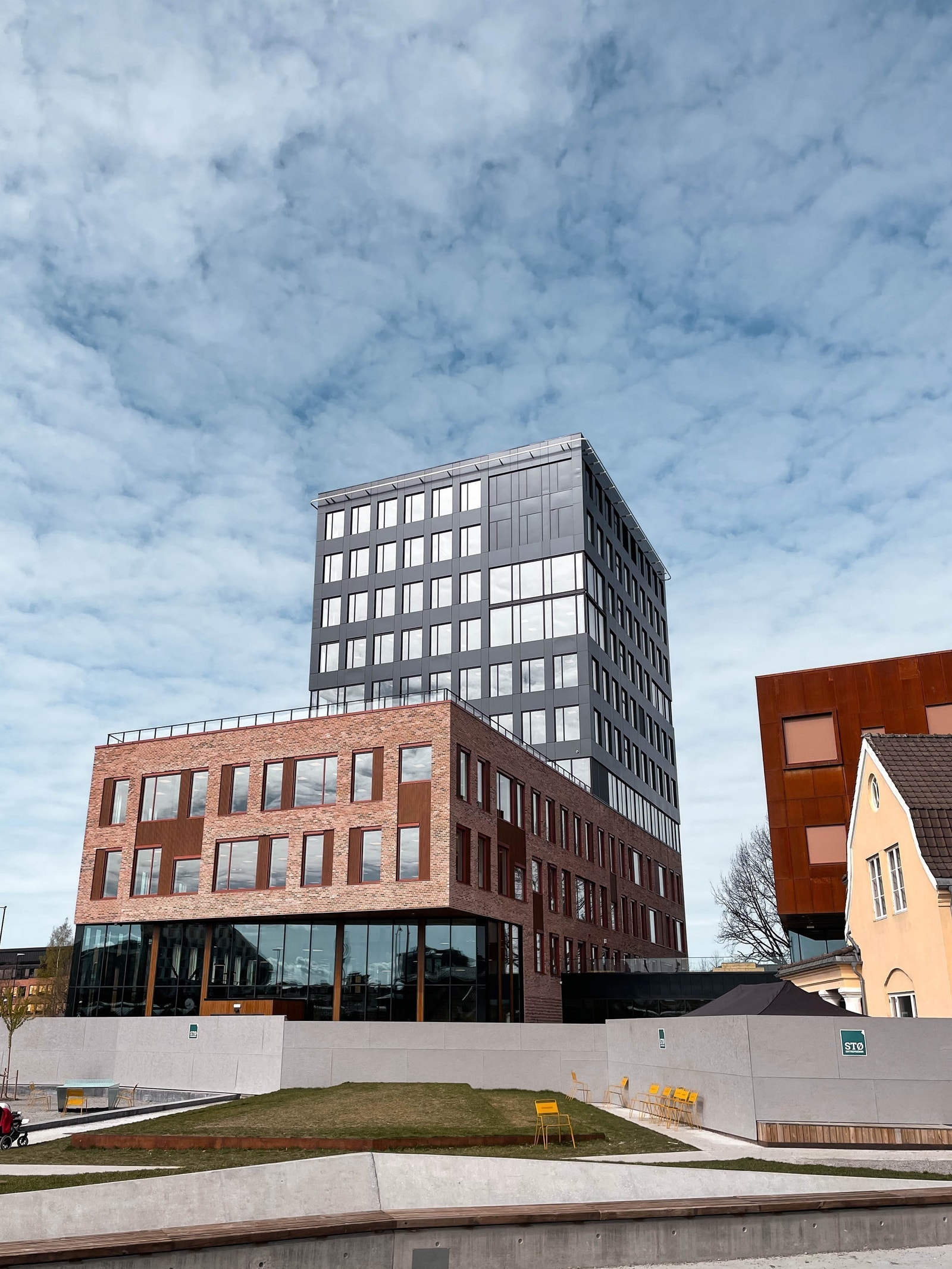 Umiddelbar nærhet til tog og buss stasjon, samt hyggelig kafe i 1. etasje Galleribilde