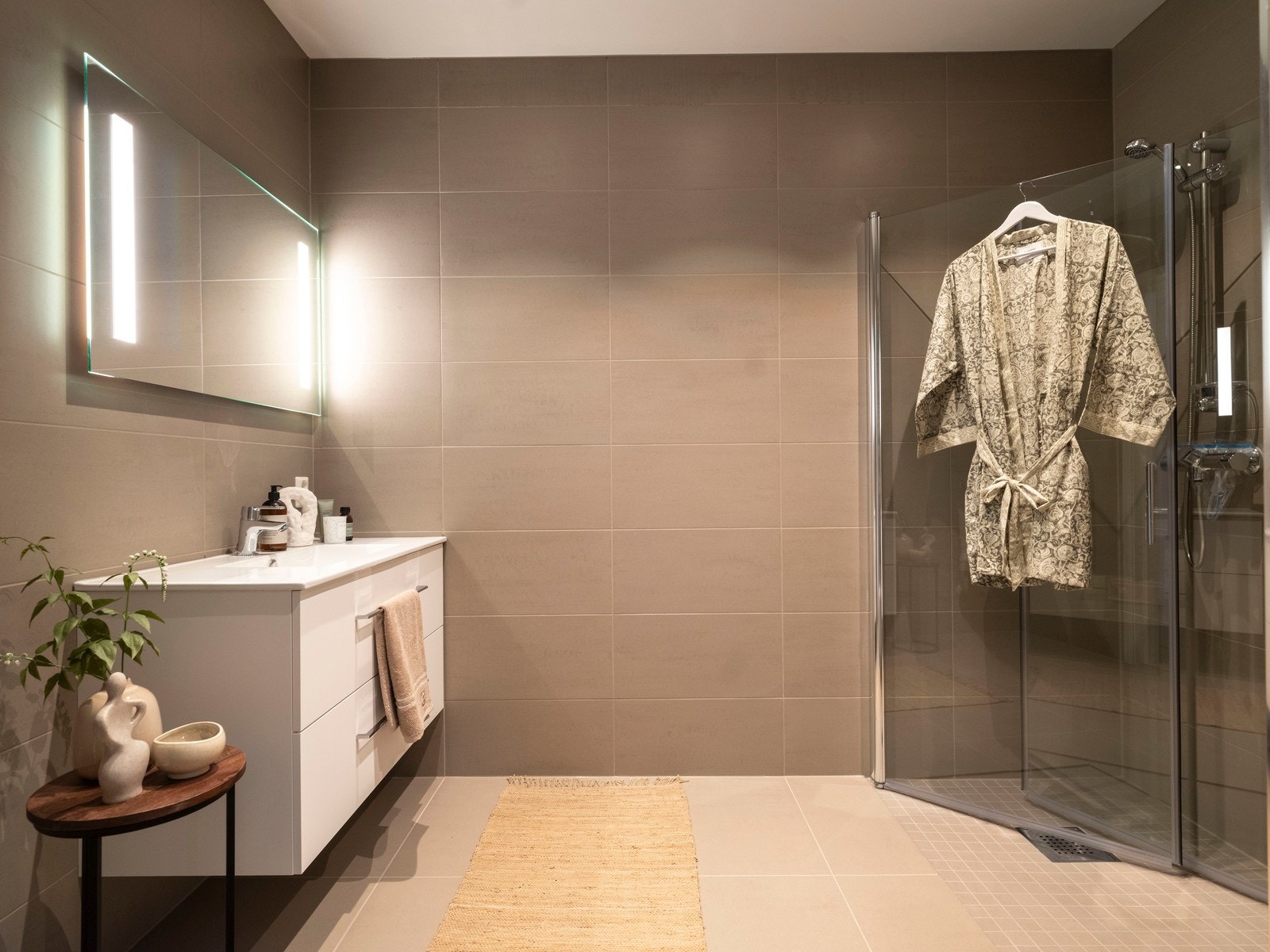 Flislagt og delikat bad/vaskerom 1. etg Galleribilde