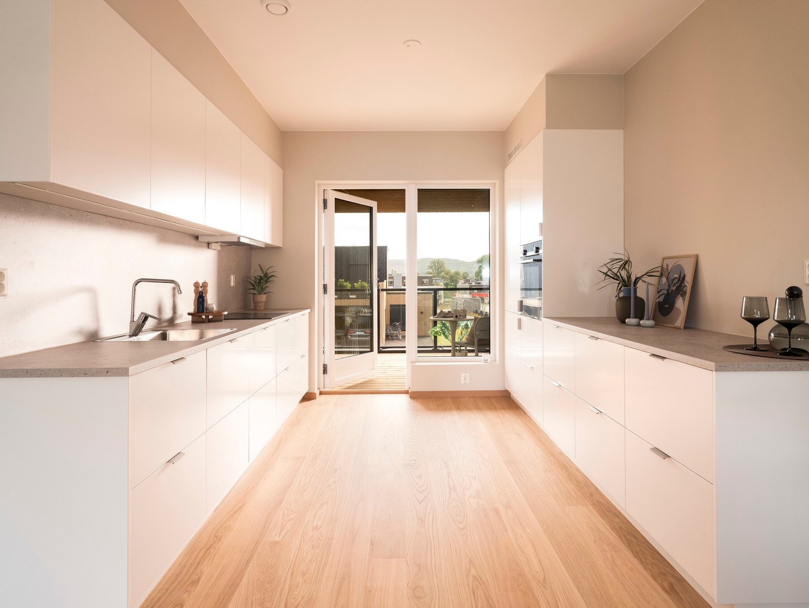 Stilrent kjøkken fra Drømmekjøkkenet. Integrerte hvitevarer, godt med oppbevaringsmuligheter og gode arbeidsflater Galleribilde