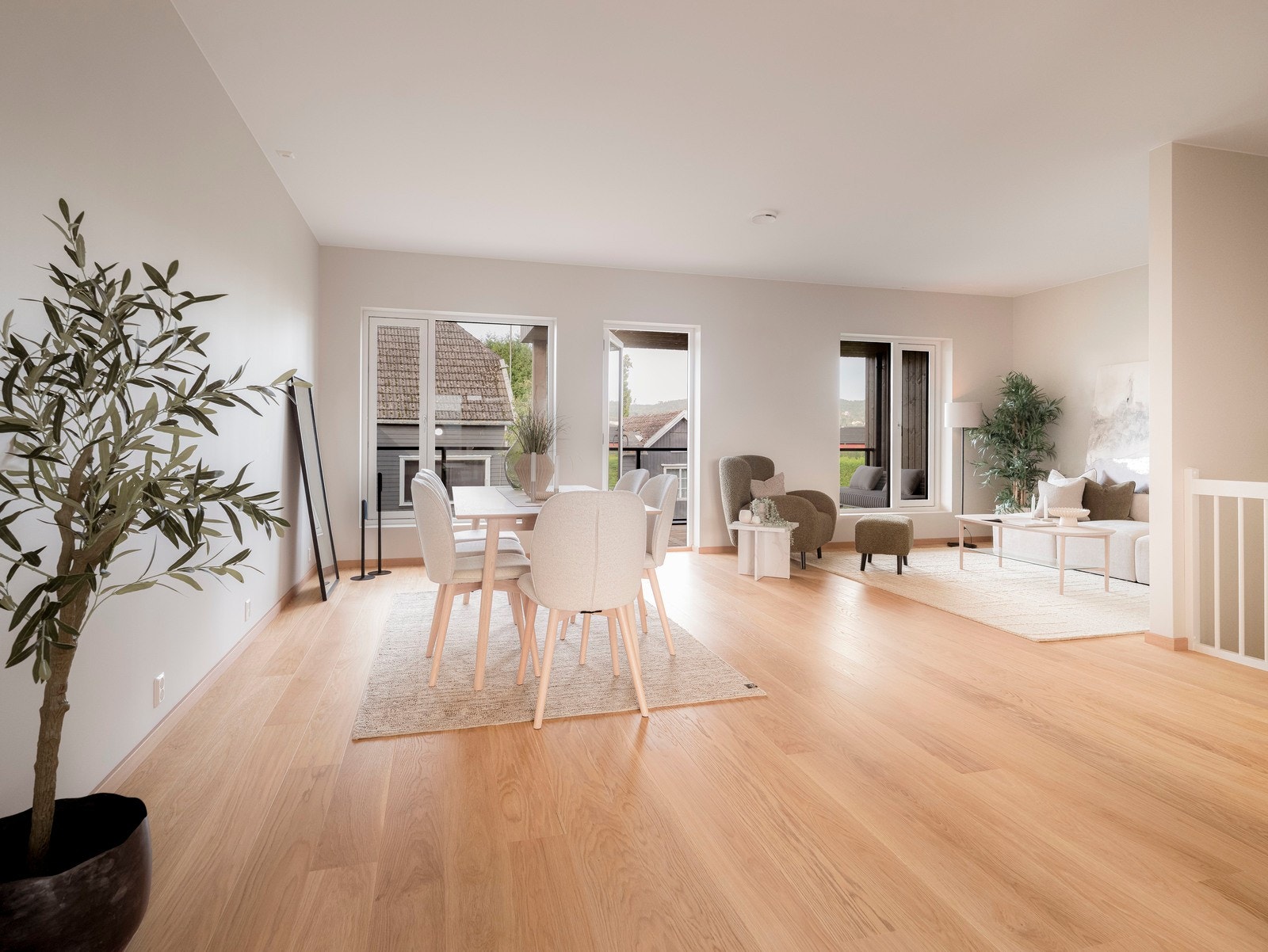 Lys stue med god takhøyde og store vindusflater Galleribilde