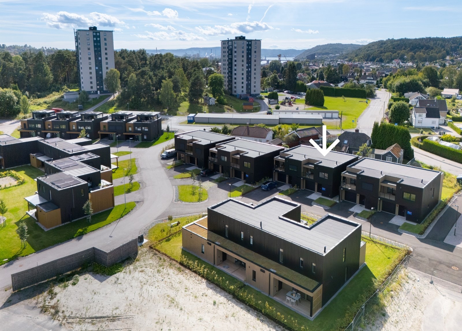 Dronefoto. Pilen viser boligens plassering Galleribilde