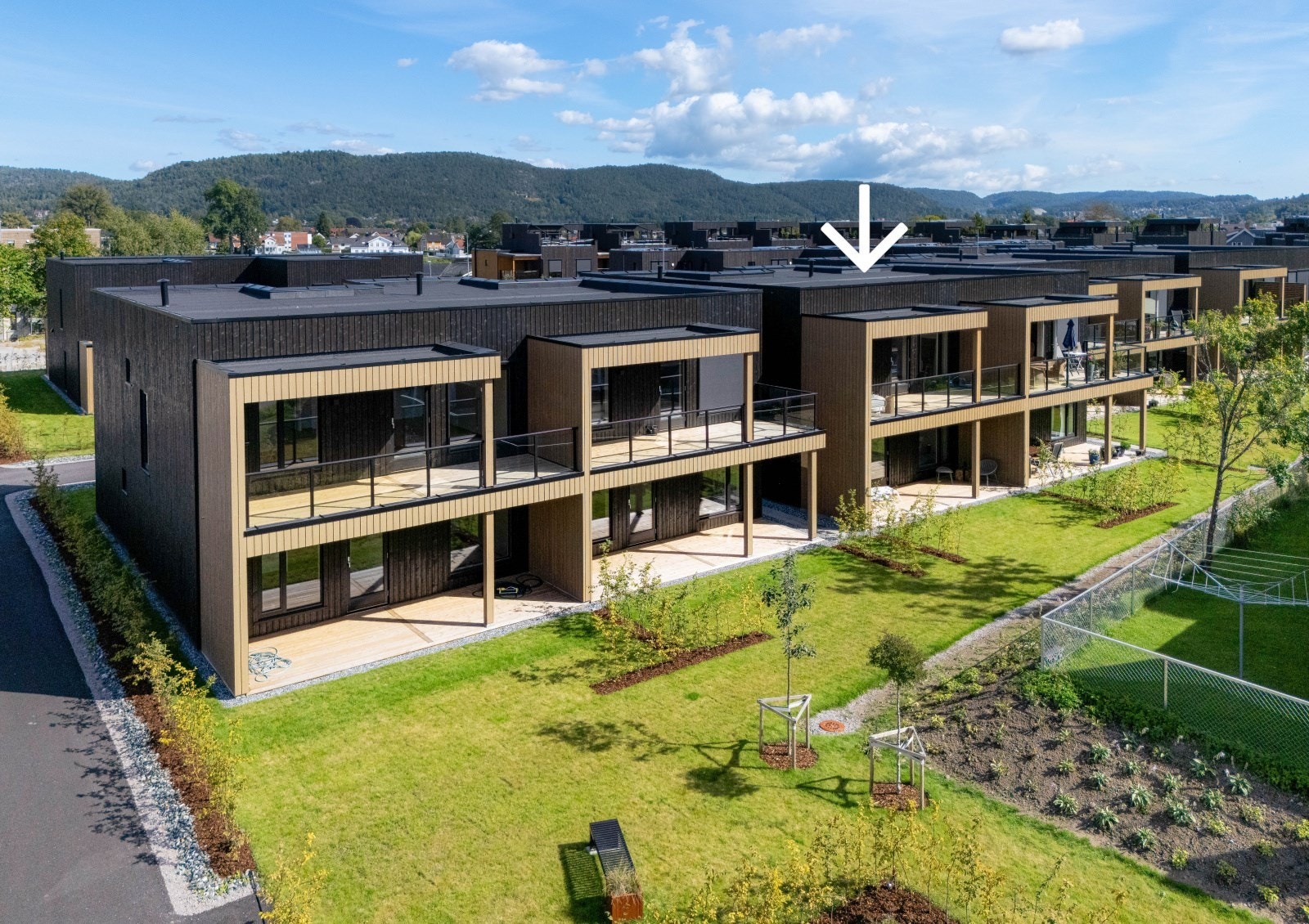 To store og solrike uteplasser mot vest. Pilen markerer bolig Galleribilde