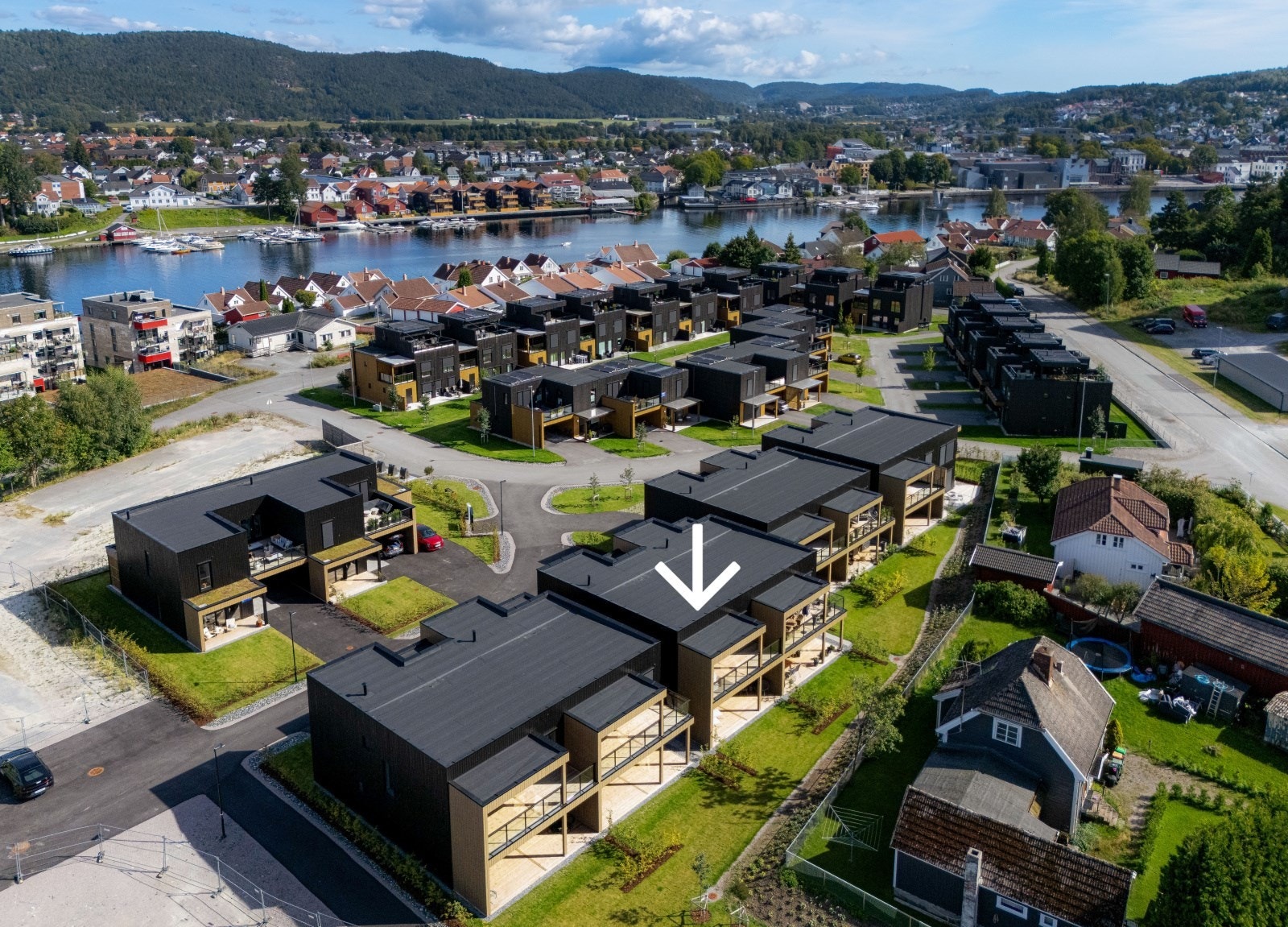 Dronefoto. Pilen viser boligens plassering Galleribilde