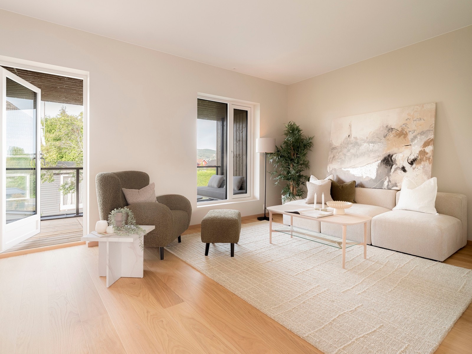 Stuen har direkte tilgang til vestvendt og romslig uteplass. Galleribilde