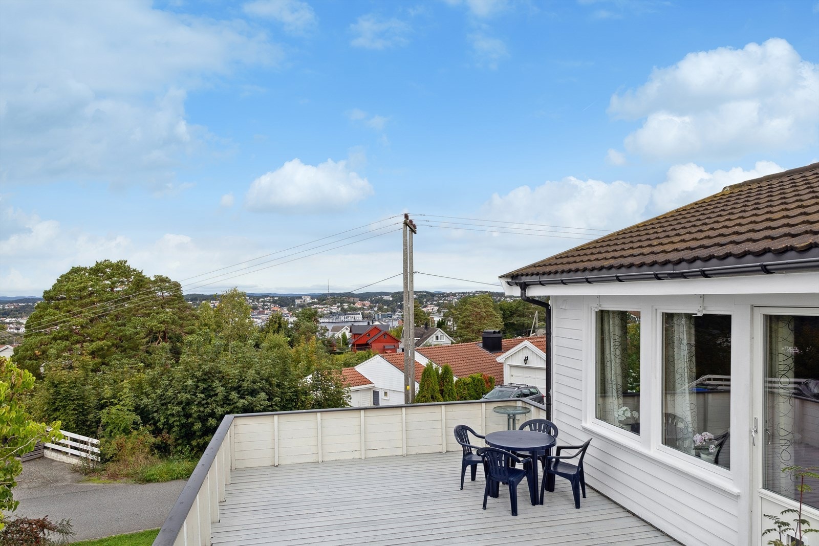 Stor veranda med god plass til utemøbler, samt utsikt over nærområdet. Galleribilde