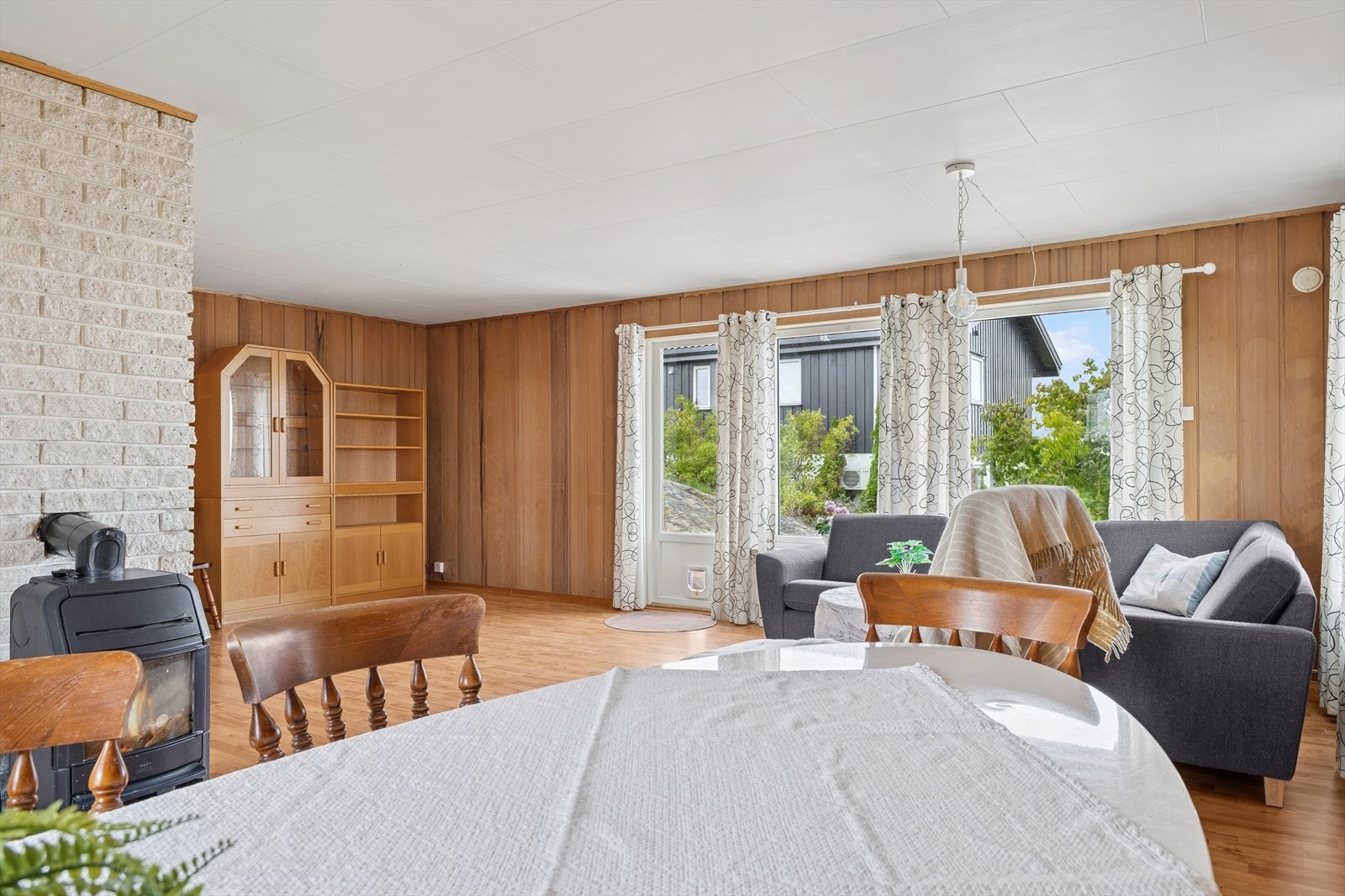 Stuen har en koselig vedovn som gir både varme og en hyggelig atmosfære. Galleribilde