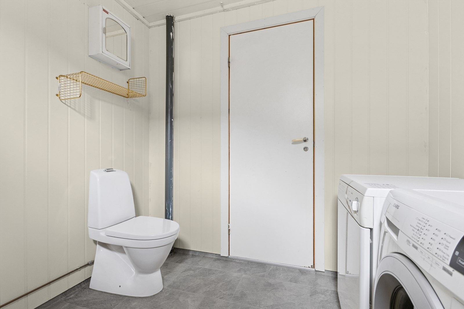 Rommet av elektriske varmekabler og elektrisk styrt vifte. Galleribilde