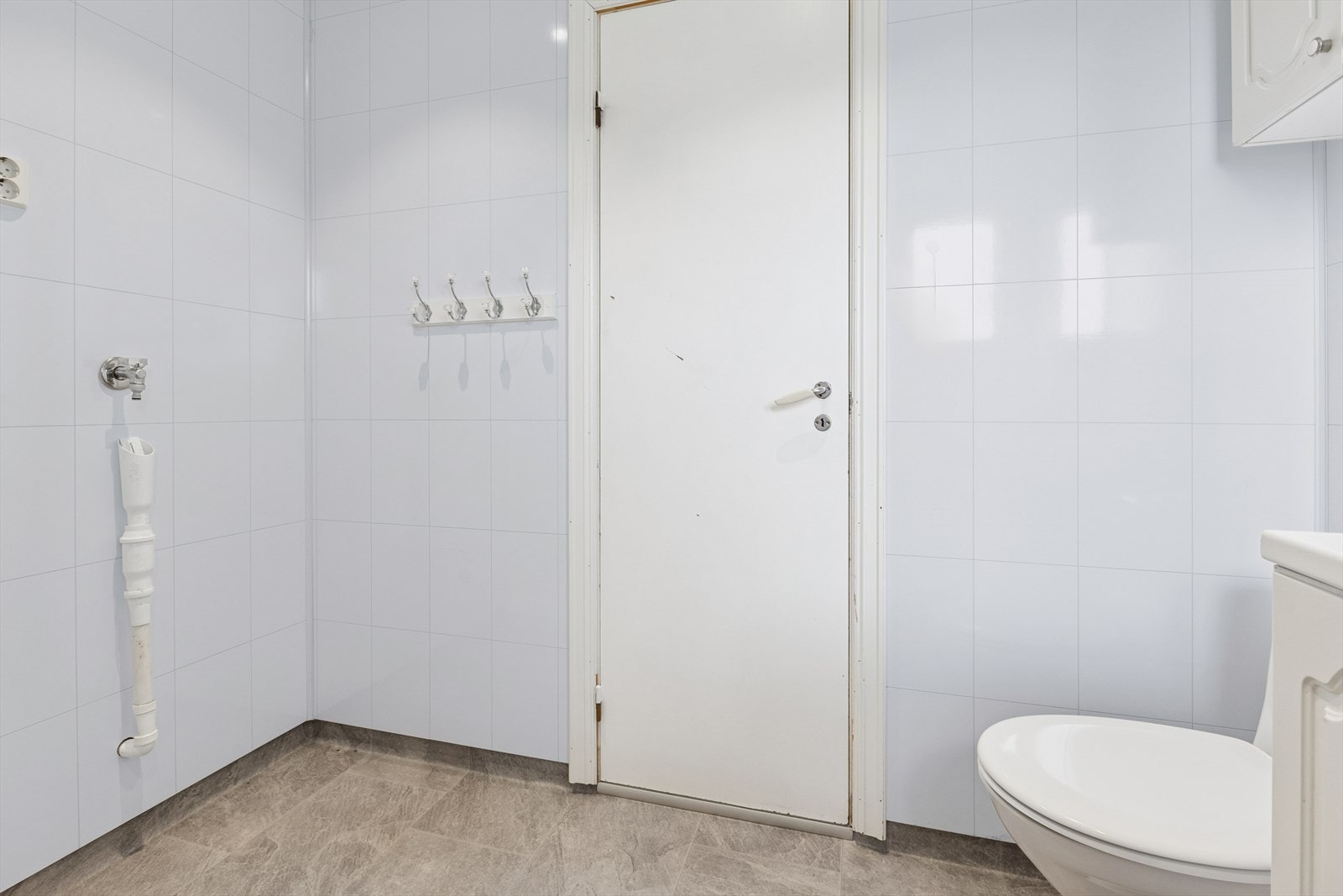 Praktisk baderom med opplegg til vaskemaskin. Galleribilde