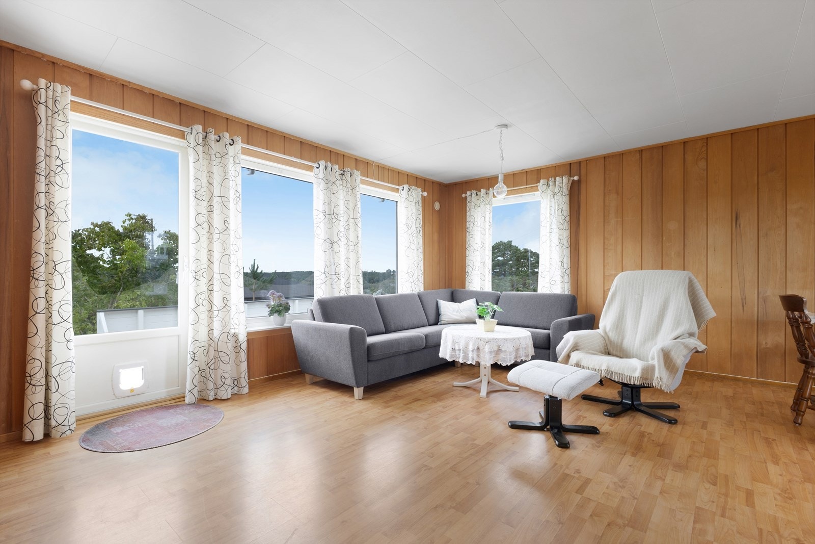 Romslig stue med store vindusflater. Galleribilde