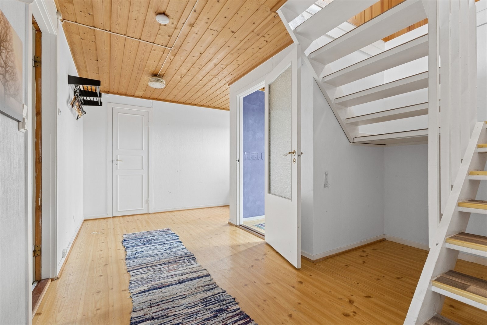 Romslig gang med god plass til oppbevaring. Galleribilde