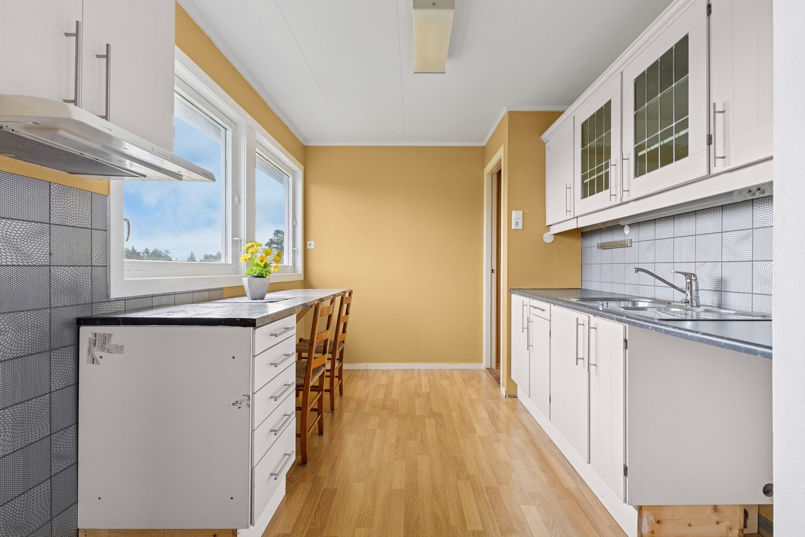 Praktisk og funksjonelt kjøkken med god skapplass. Galleribilde