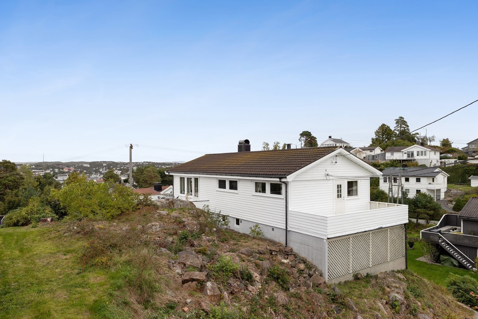 Boligen har en lys og tradisjonell fasade, med beliggenhet som gir en fin oversikt over nærområdet. Galleribilde