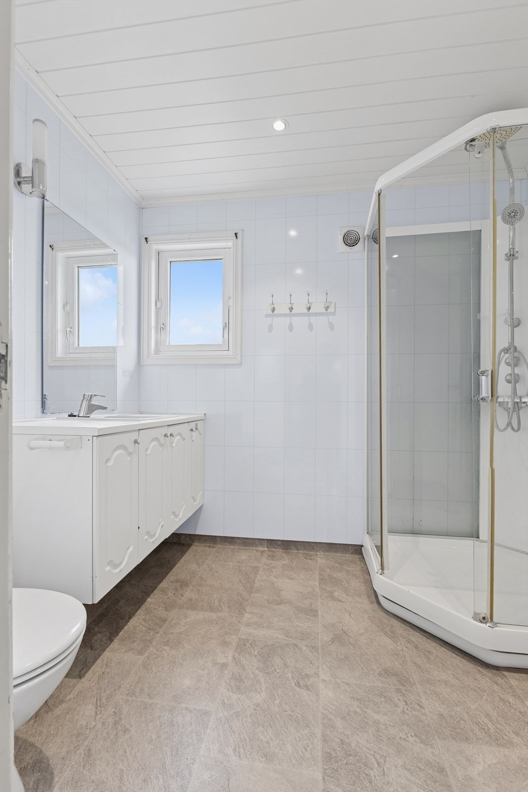 Romslig bad med elektriske varmekabler i gulv. Galleribilde