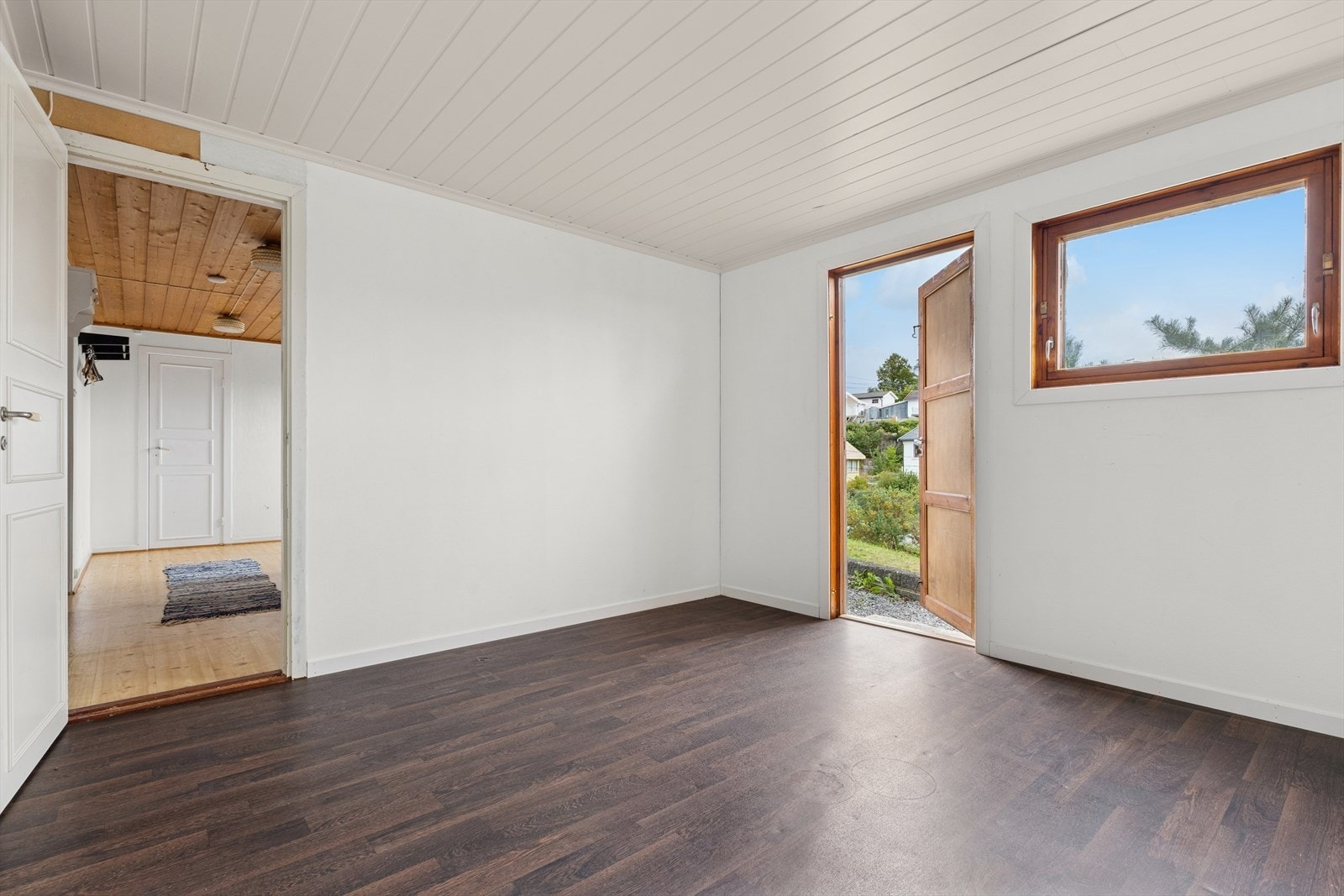 Romslig bod med ytterdør. Galleribilde