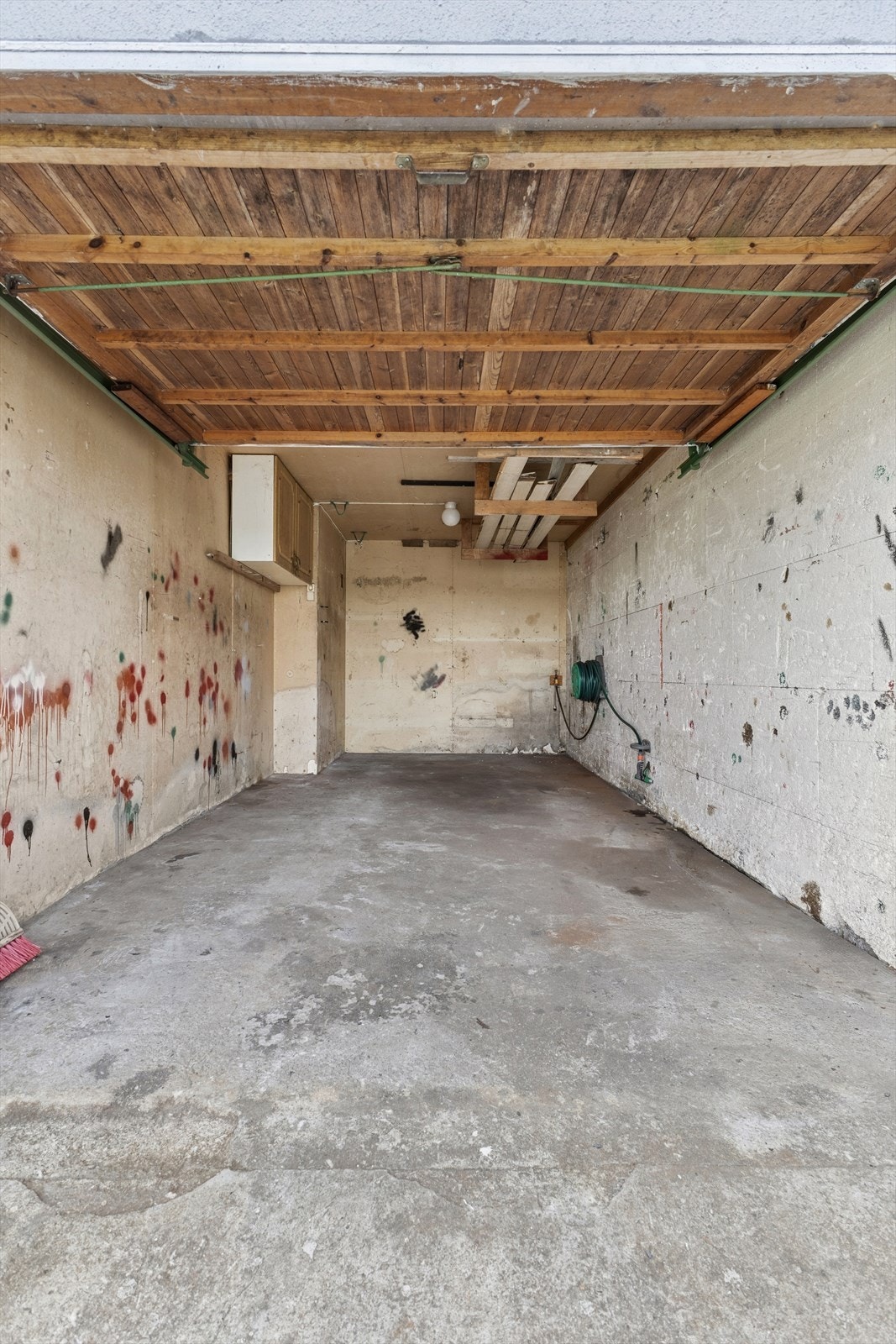 Garasje med port og vannslange. Galleribilde