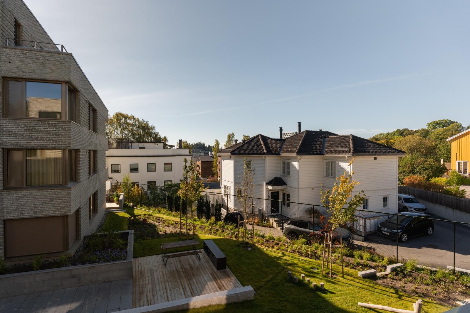 Hyllveien ligger i hjertet av Madserud. Du har nærhet til et av Norges flotteste og frodigste parkanlegg samtidig som du har nærhet til Skøyen stasjon. Likevel bor du skjermet fra all trafikkstøy og mylder.