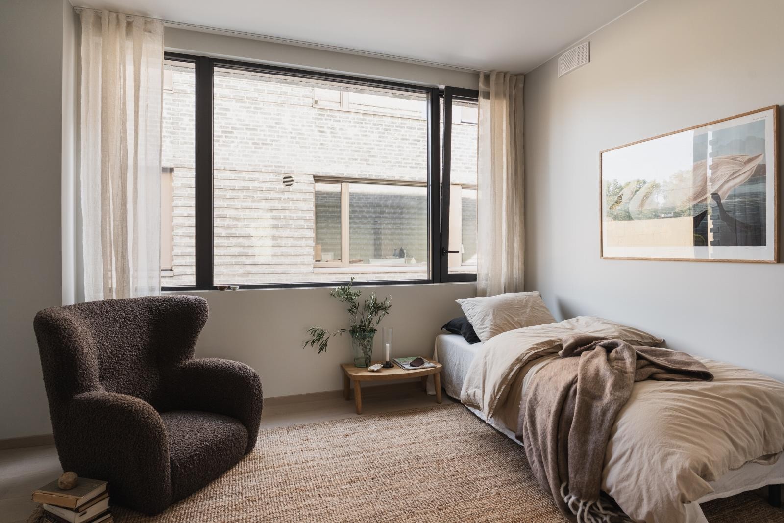 Det siste soverommet ligger i leilighetens nordlige del, vendt bort fra både oppholdsrom og de øvrige soverommene.