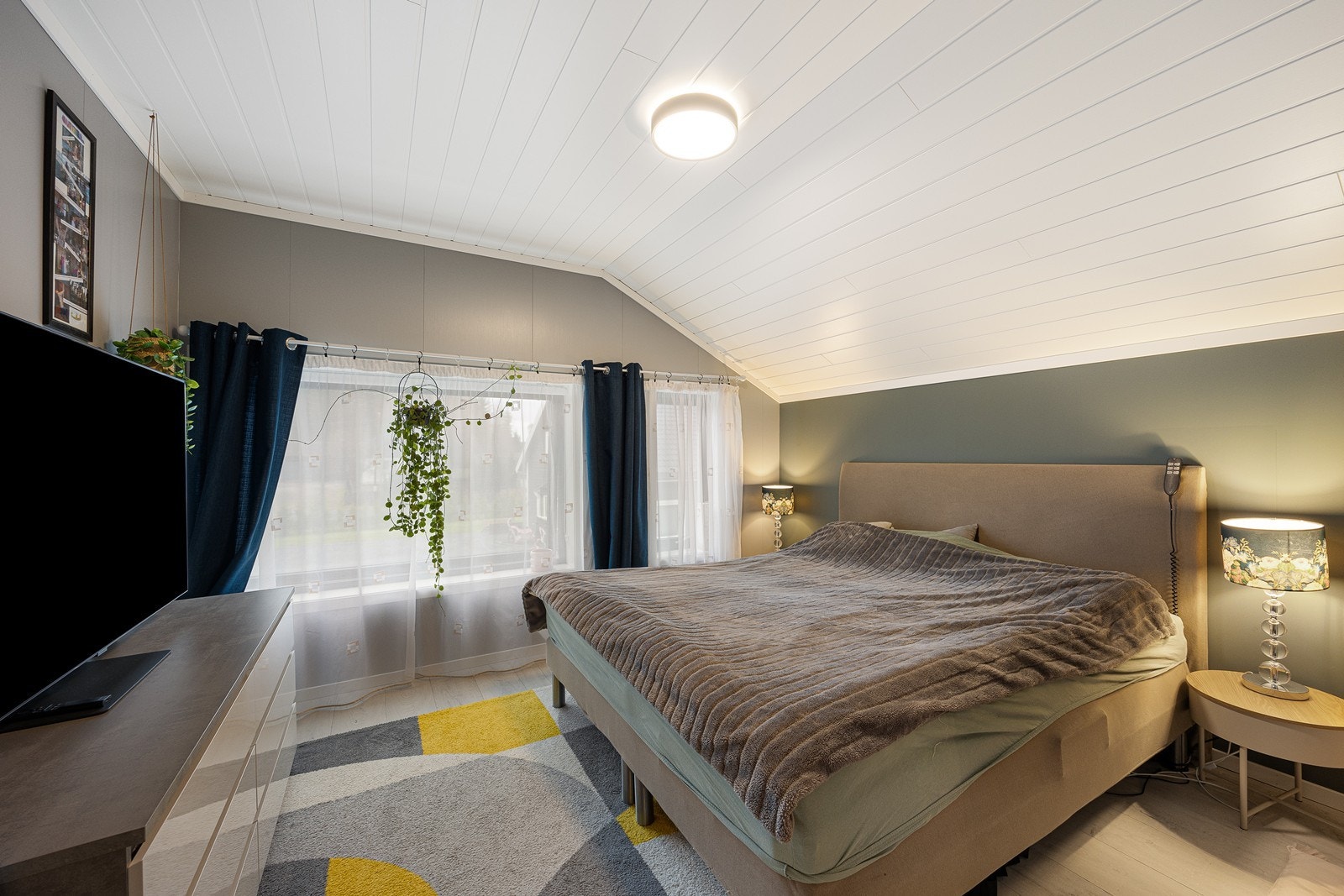 Hovedsoverommet oppe har plass til både dobbeltseng og annet møblement. Galleribilde