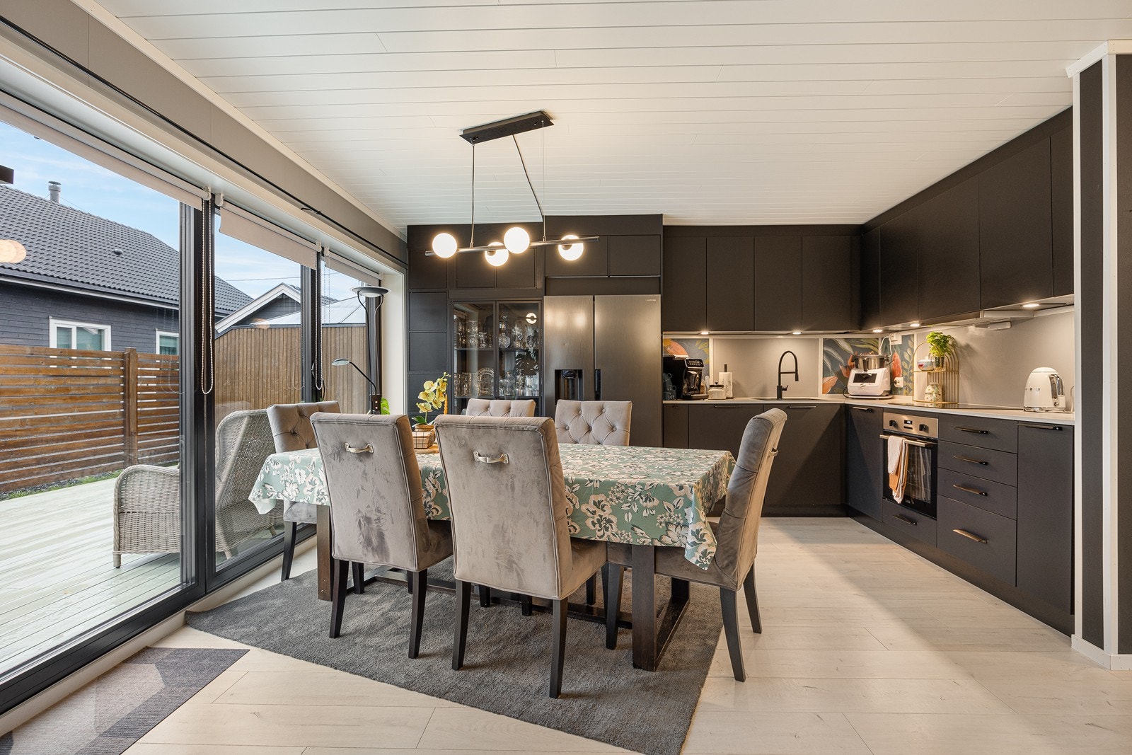 Kjøkkenet er luftig, stilrent og moderne, oppført i en stor, funksjonell L-form med god arbeidsflyt og skapplass. Galleribilde