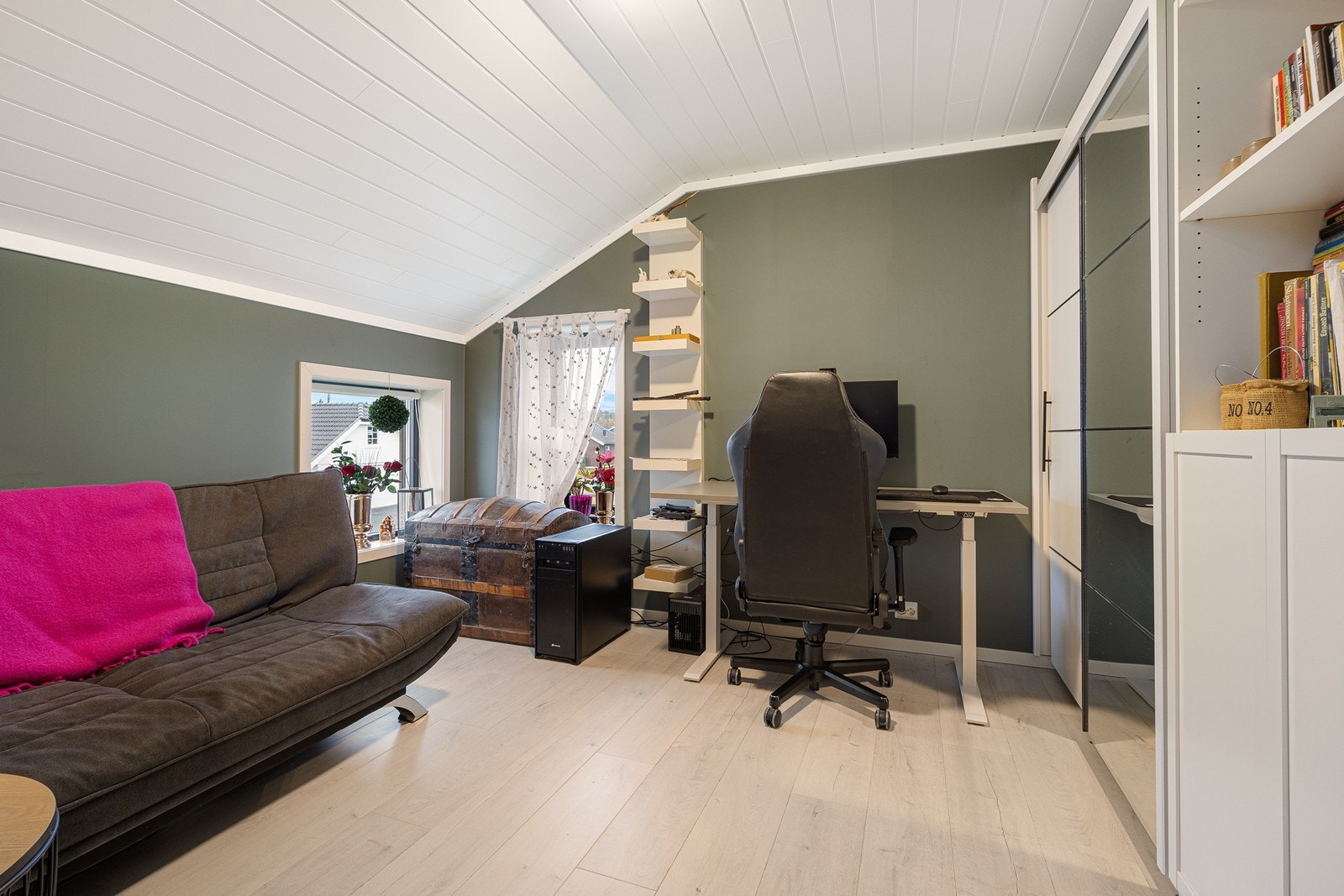 På et av de øvrige soverommene er det god oppbevaring i en skyvedørsgarderobe med dels speilfronter. Galleribilde