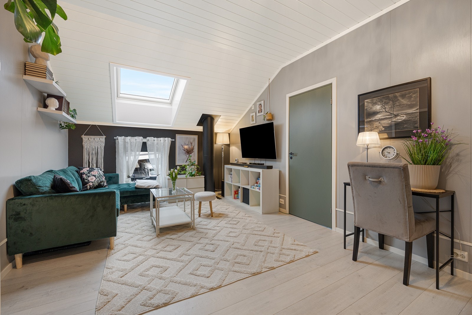 Stuen er et praktisk tillegg i hverdagen, perfekt hvis man ønsker å trekke seg tilbake for litt egentid med en god bok eller film. Galleribilde