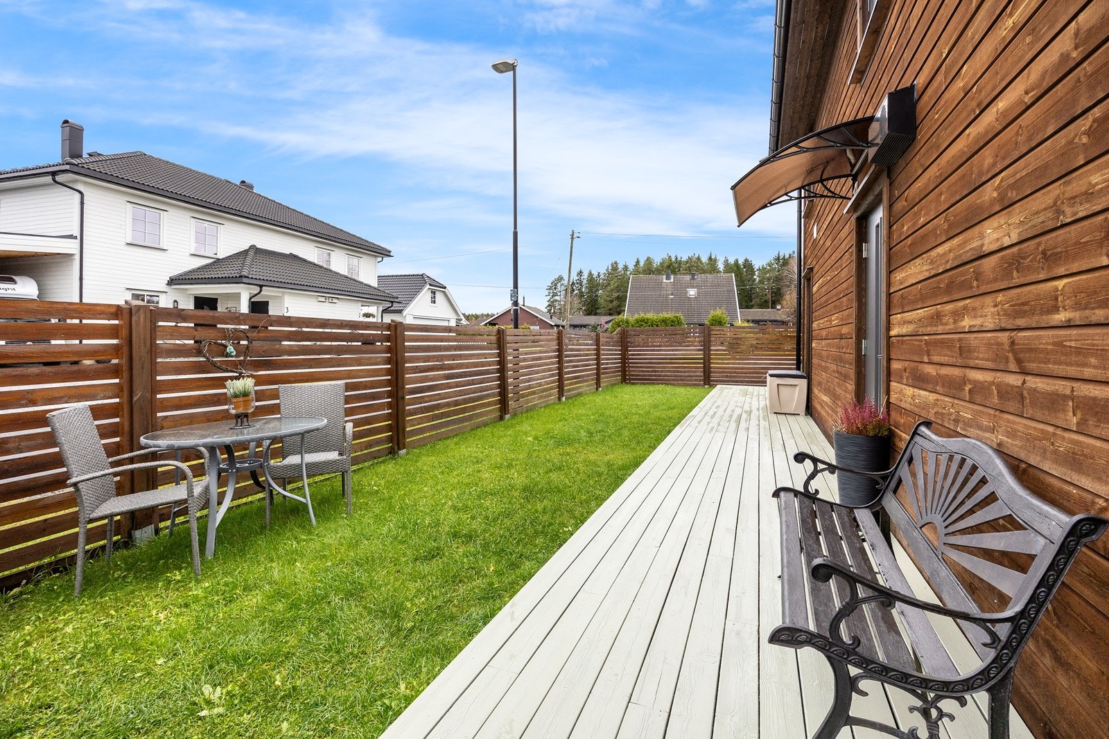 Fra den sydvestvendte hjørneterrassen er det også utvendig adkomst til det tekniske rommet. Galleribilde