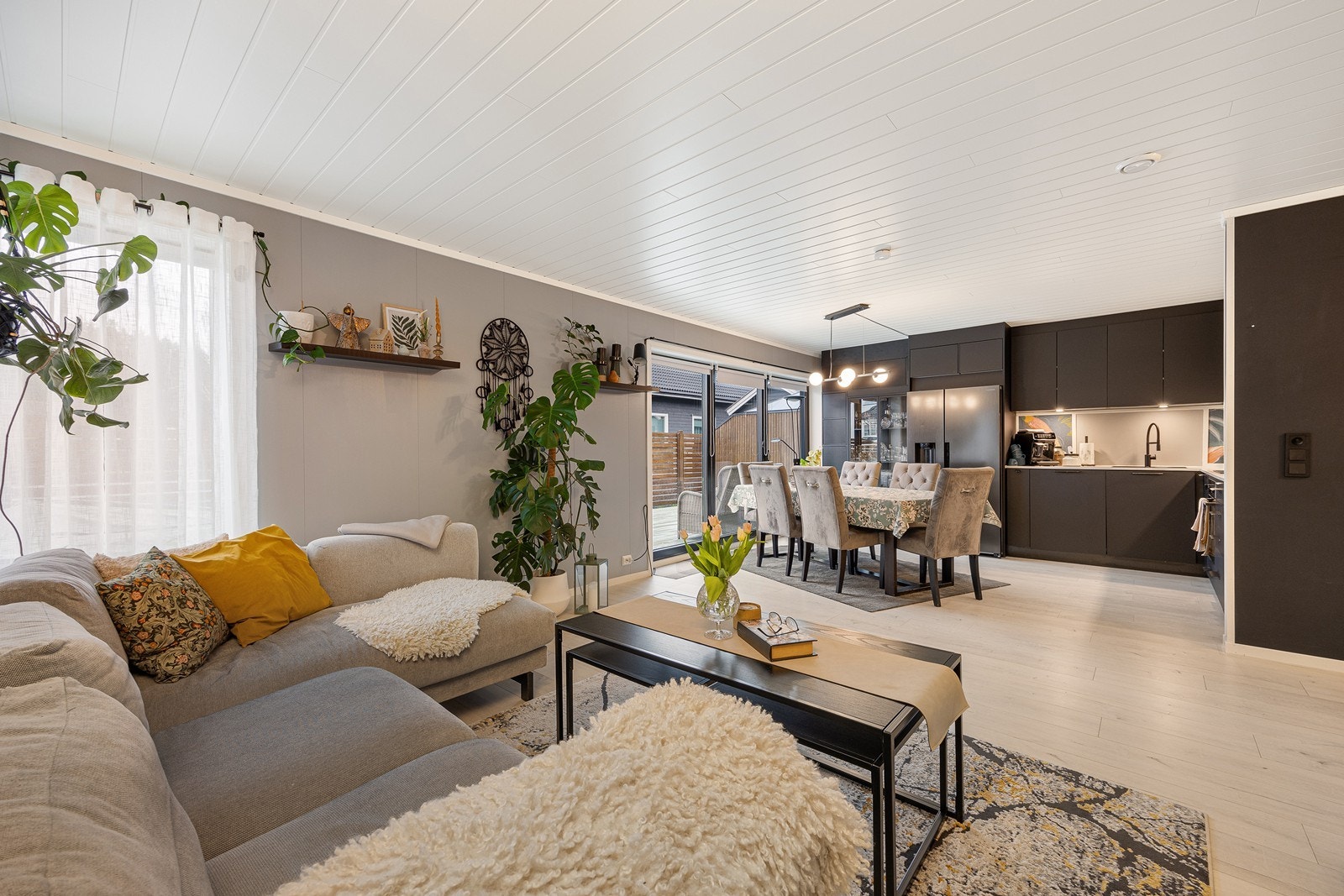 Sammen danner stuen og kjøkkenet et innbydende allrom for hele familien. Vinduer i to retninger sørger for mye dagslys, inkludert en stor skyvedør til hagen og terrassen. Galleribilde