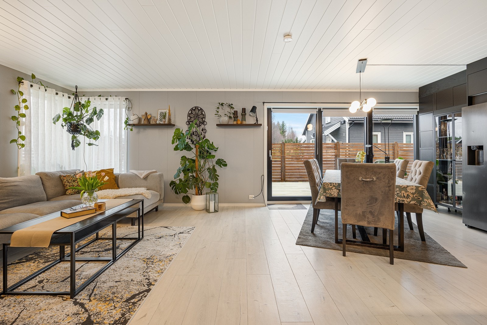 Om sommeren får man et stort ekstra areal i forlengelse av stuen. Galleribilde