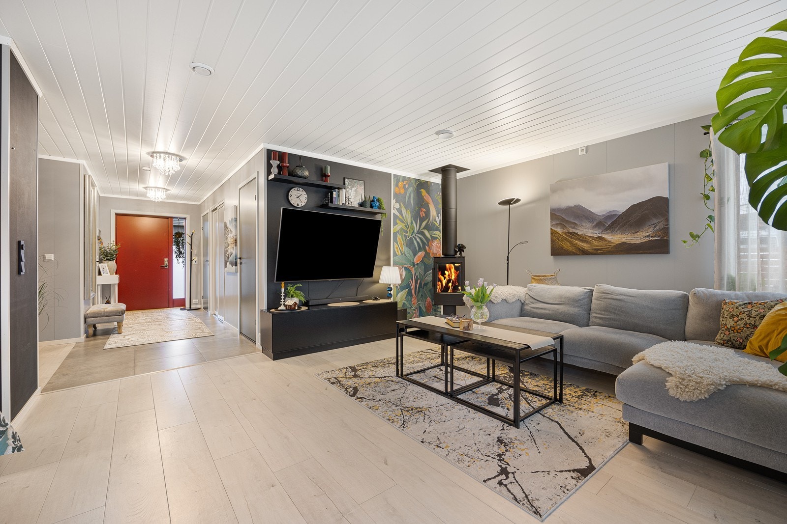 Lune kvelder sikres av en peisovn, plassert slik at den effektivt varmer opp hele rommet. Galleribilde