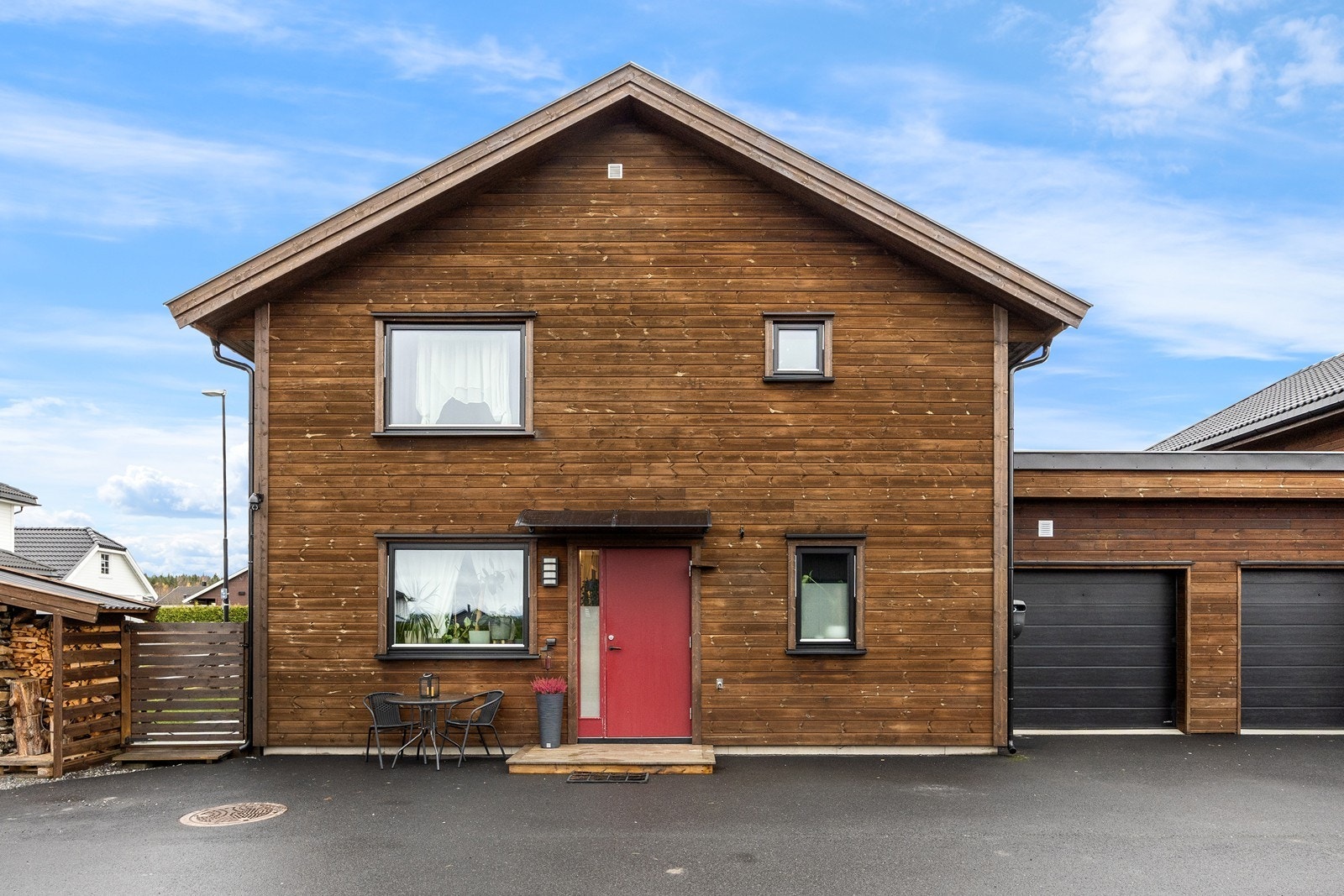 Velkommen inn i et fleksibelt familiehjem med høy funksjonalitet. Inngangspartiet er overbygd, og har belysning, vannkran og rød ytterdør. Galleribilde