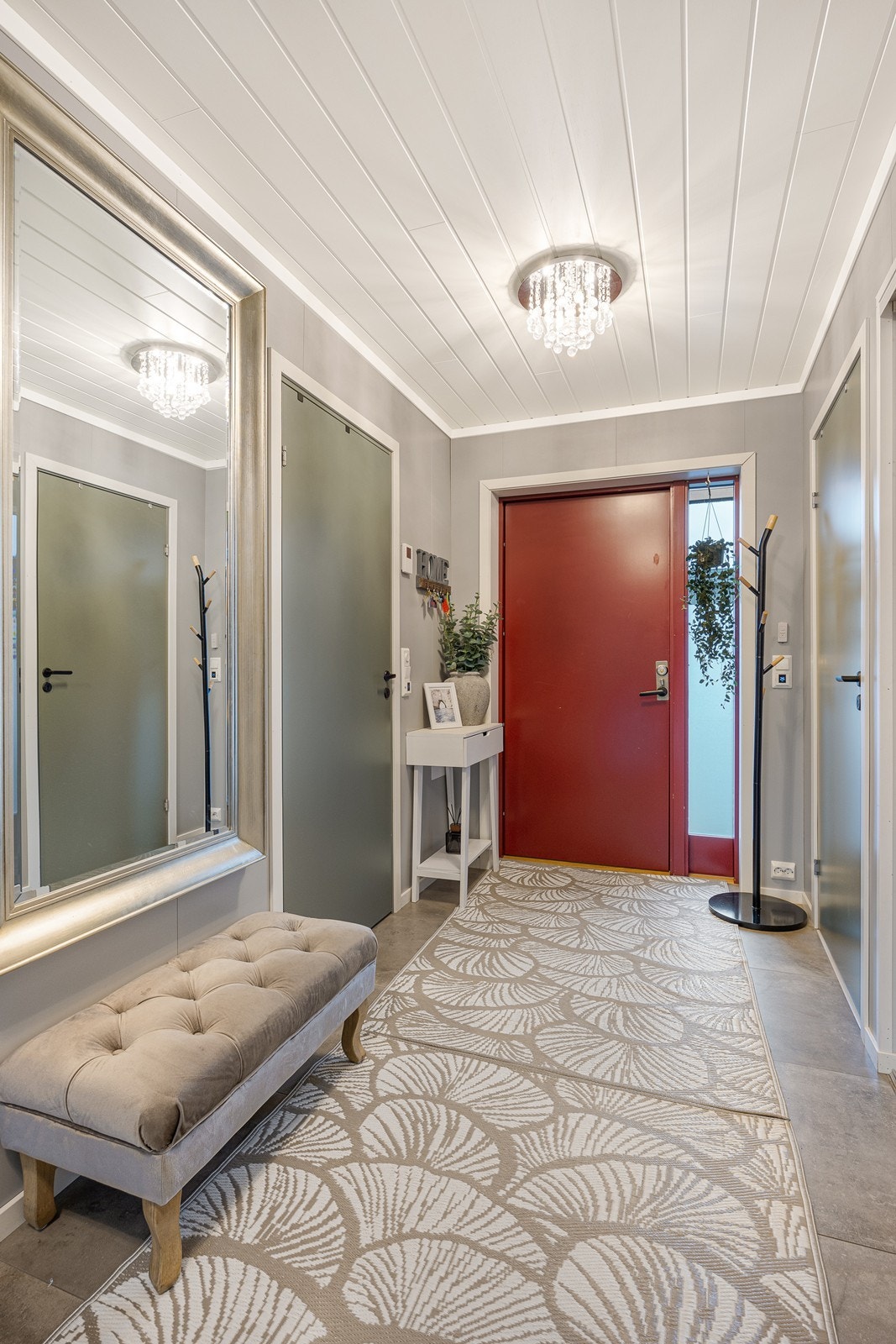 Entreen gir et godt førsteinntrykk; bred, åpen og luftig med både 1-stavs parkett og store, lysegrå fliser på gulvet. Galleribilde