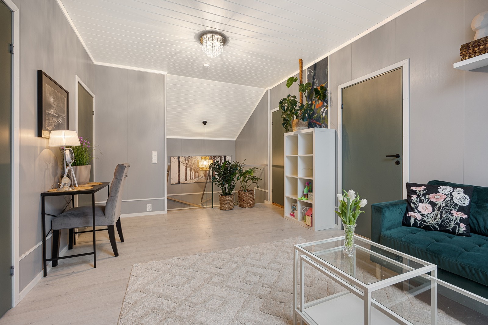 Mellom soverommene i 2. etasje har boligen en kjærkommen stue, et ekstra oppholdsrom til lek, vennebesøk og avslapning. Galleribilde