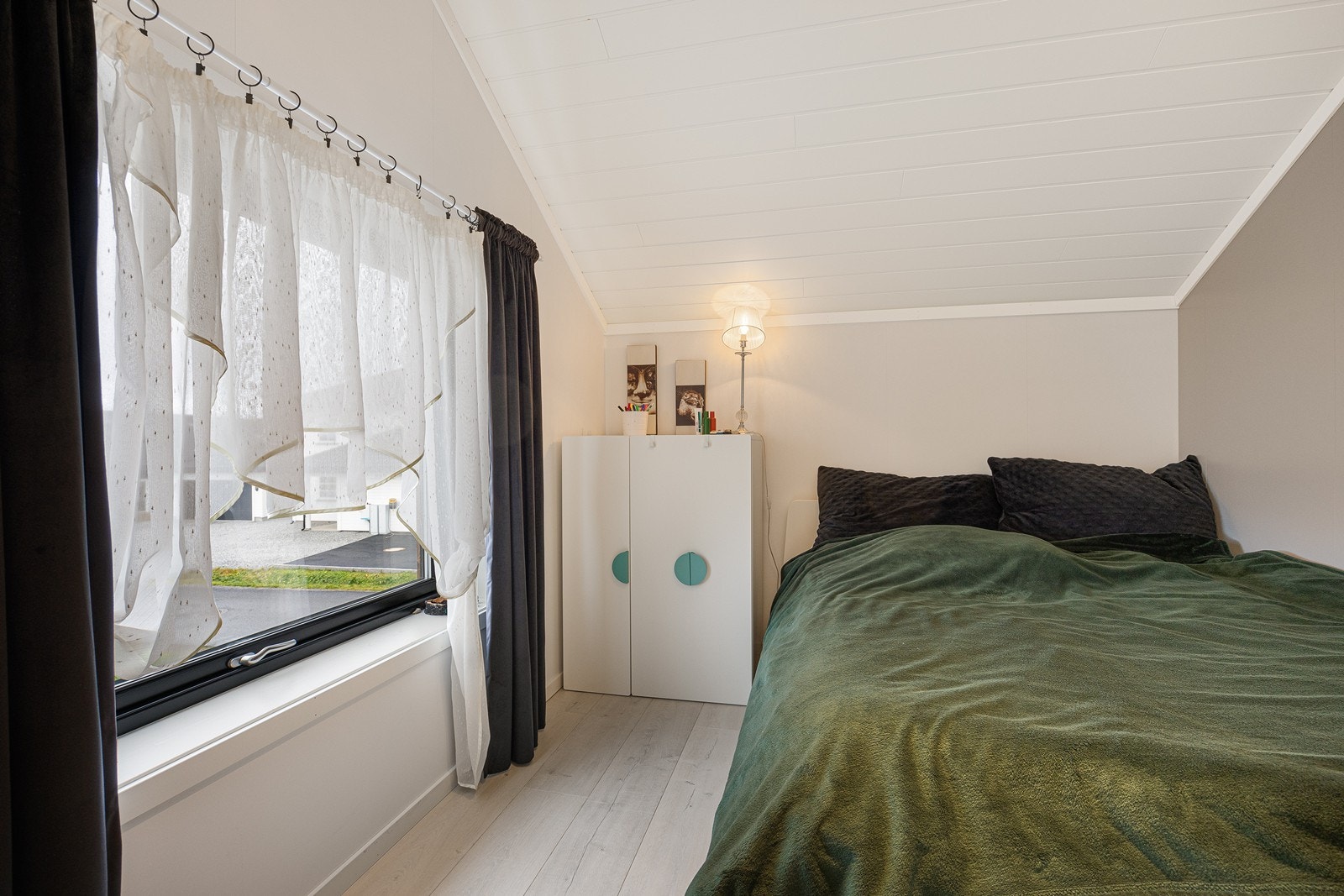 Hele fire soverom betyr mange valgmuligheter, og ved behov kan rommene benyttes som kontor, walk-in closet eller ekstra stue. Galleribilde