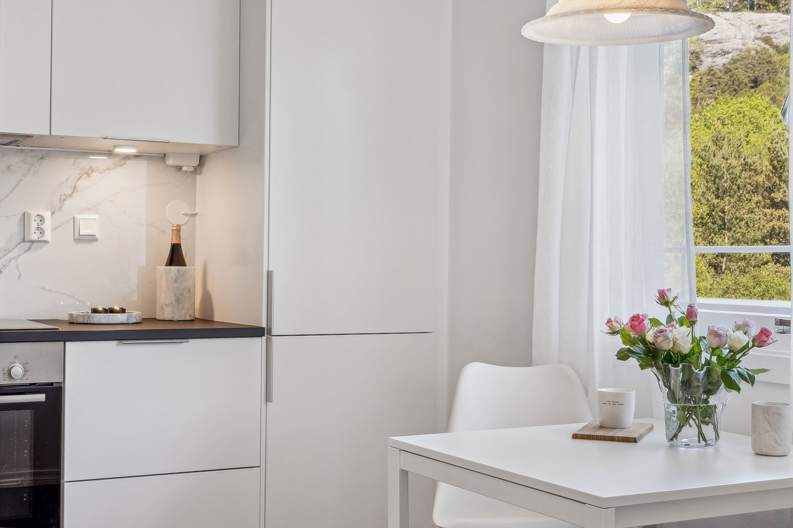 Håndtak er montert på baksiden uten huller i front slik at ny eier kan sette sitt personlig preg på kjøkkenet. Nederste skuffer er praktisk push-open og bidrar til et renere utseende. Håndtakene følger med. Galleribilde