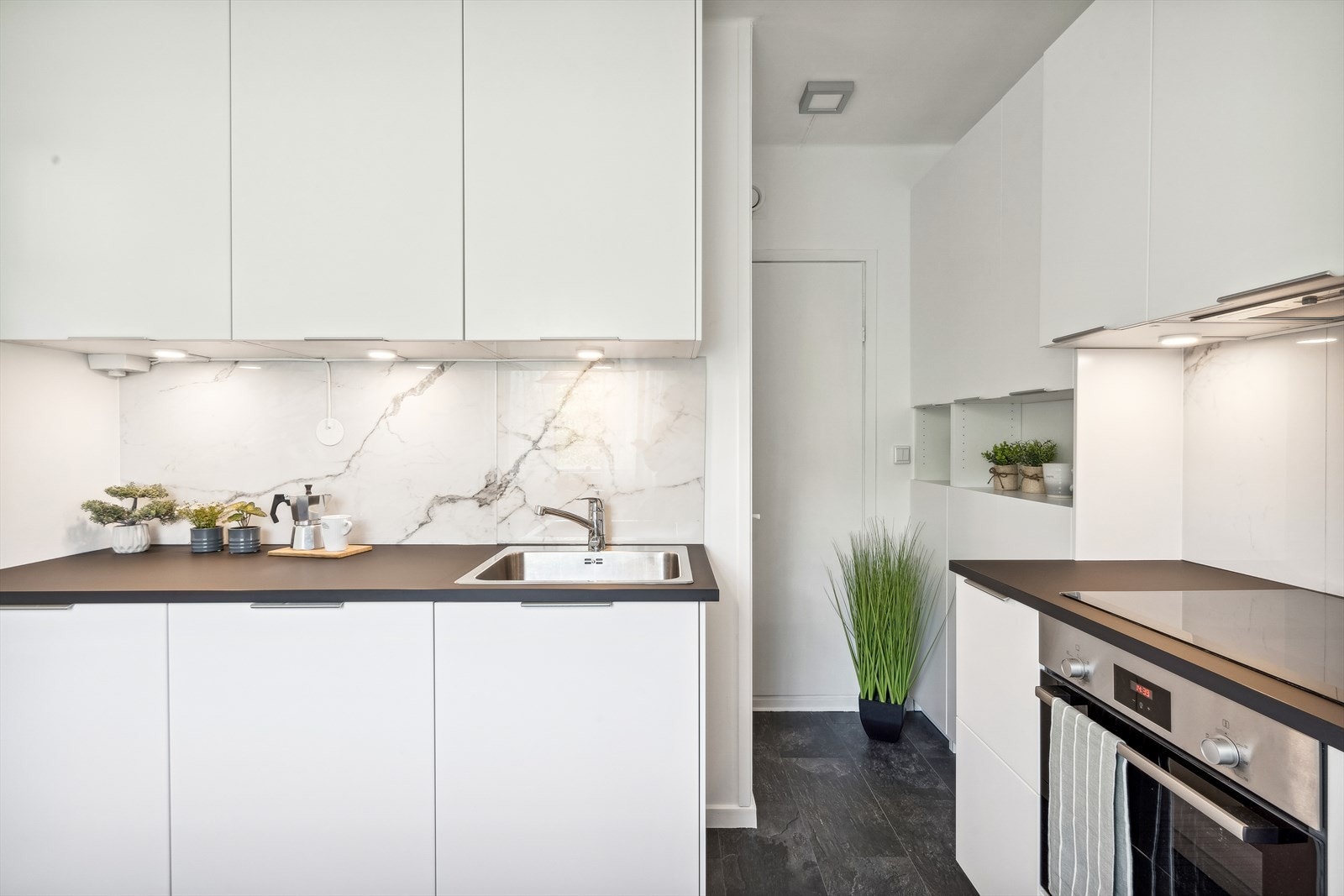 Godt med skap plass og liten bod. Flere andeler har installert vaskemaskin og tørketrommel i boden på kjøkkenet for å frigjøre plass på badet. Galleribilde