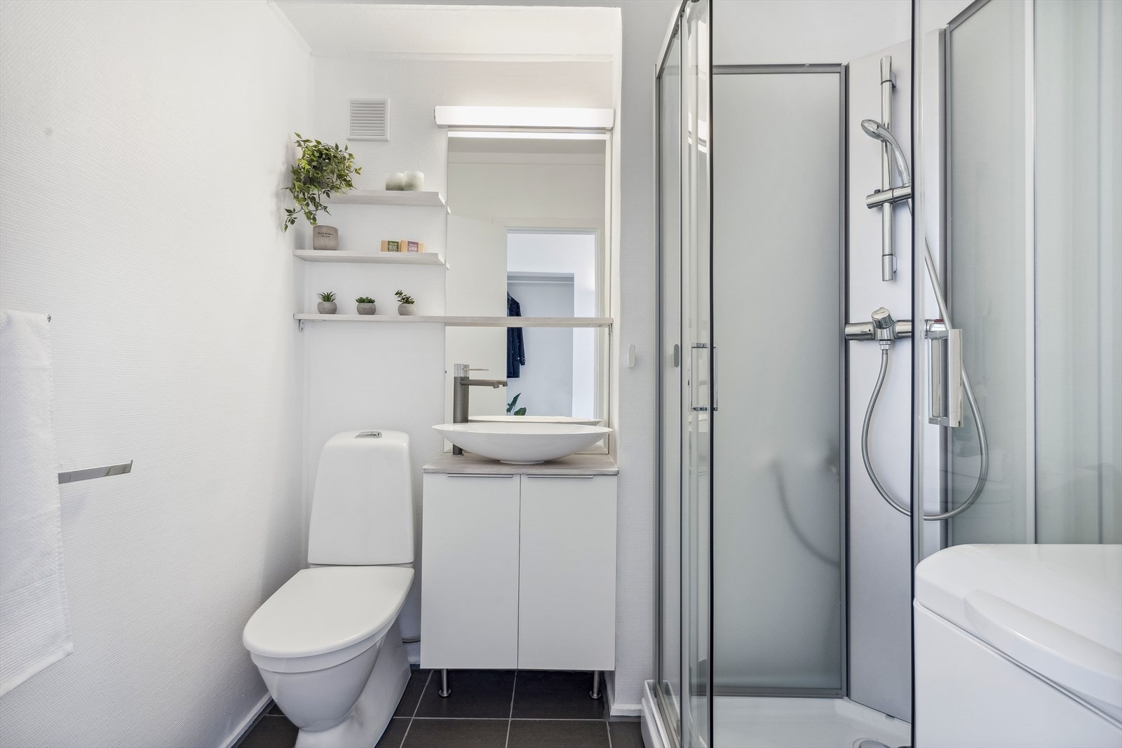 Lekkert funksjonelt bad oppgradert februar 2023 med fliser, våtromsmaling og ny wc, vask og dusj tilkoblet av autorisert rørlegger. Vaskemaskin medfølger handelen. Galleribilde