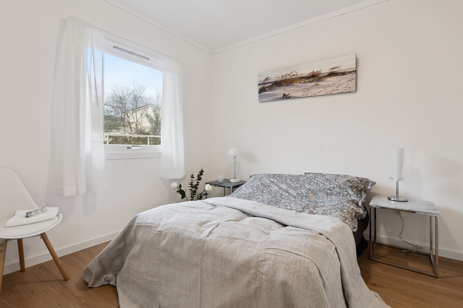 Pent nytt Pergo laminatgulv i 2025, og ellers pene, malte overflater Galleribilde