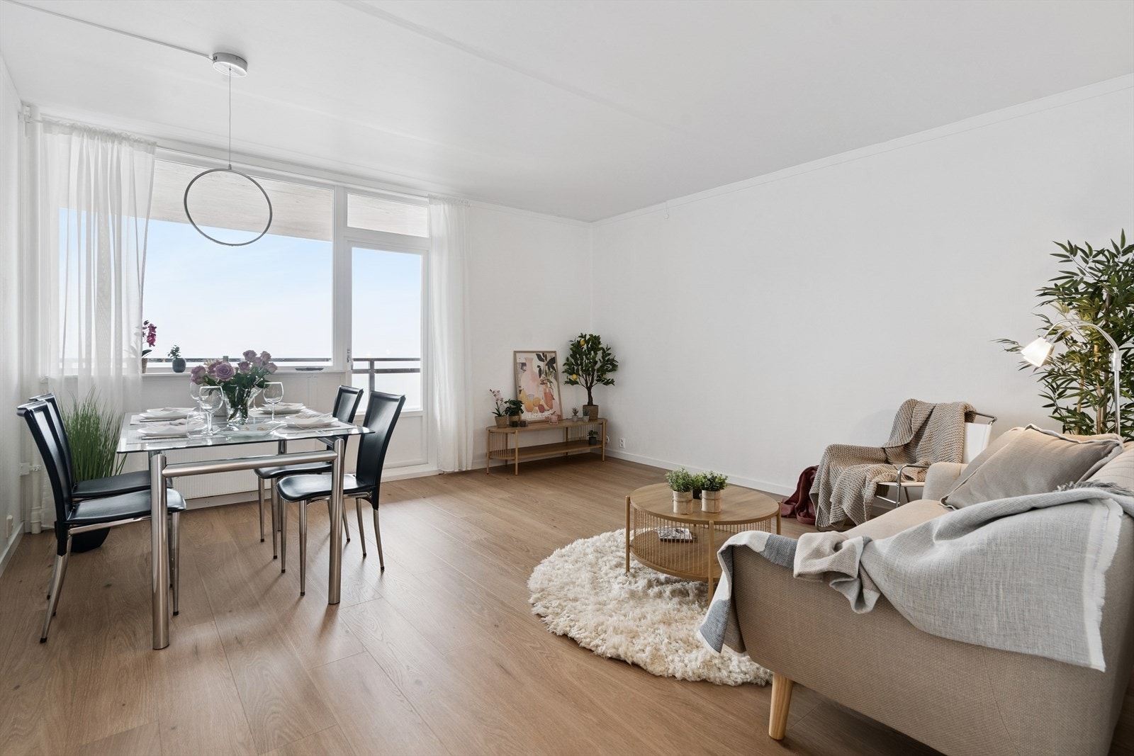 Svært romslig stue med plass til å innrede med sofa- og spisegruppe. Stuens store vindu gir masse lys til rommet! Galleribilde