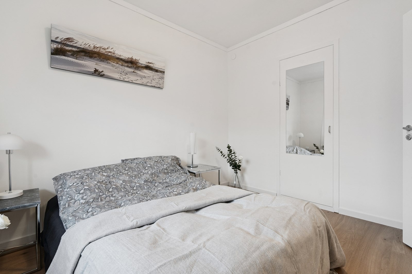 Stort og luftig soverom. Det er inngang til walk-in garderobe fra soverommet Galleribilde