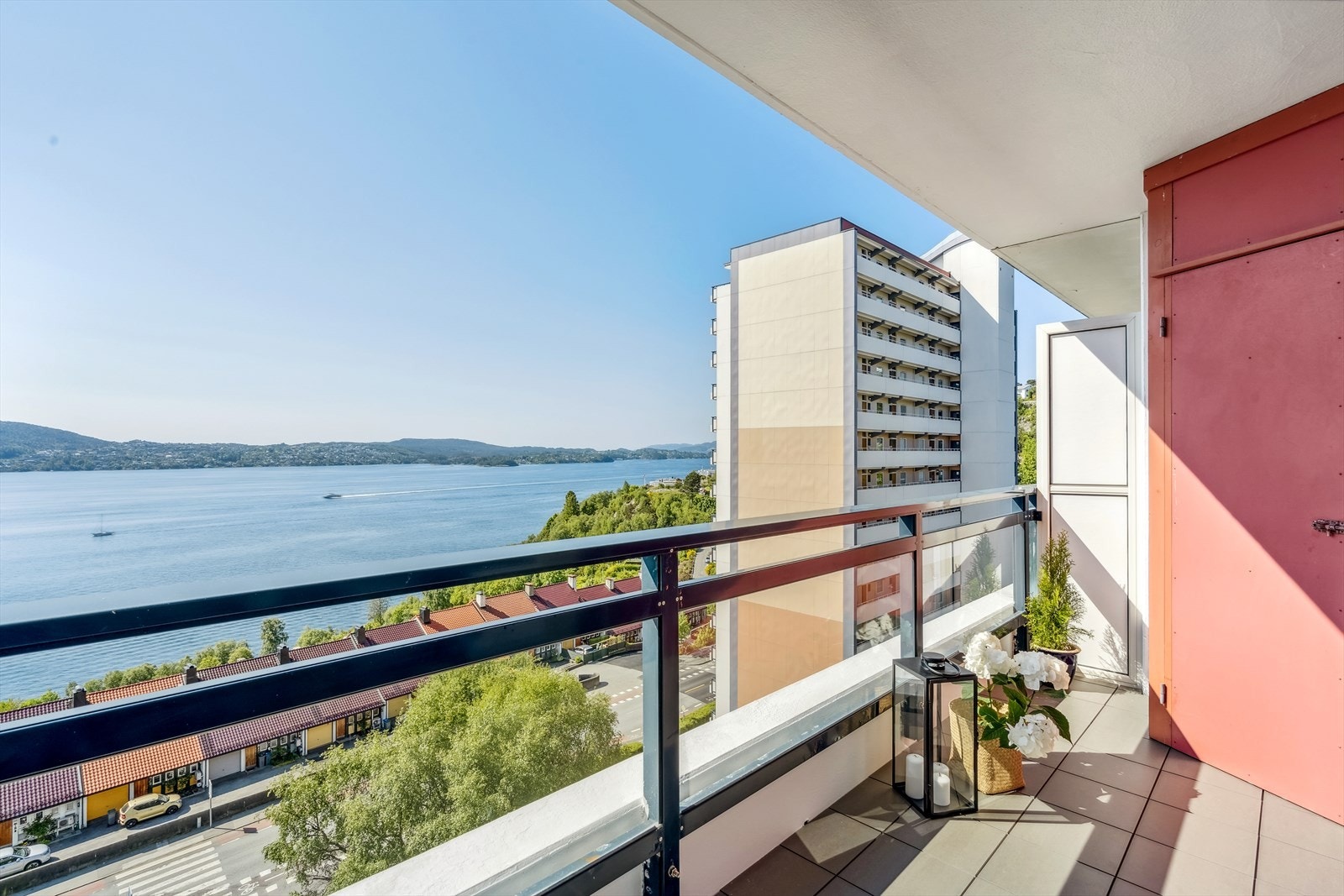 Det er stor og romslig balkong med vakker utsikt og gode solforhold. Balkongen kan innredes med utemøbler. Legg også merke til utebod Galleribilde