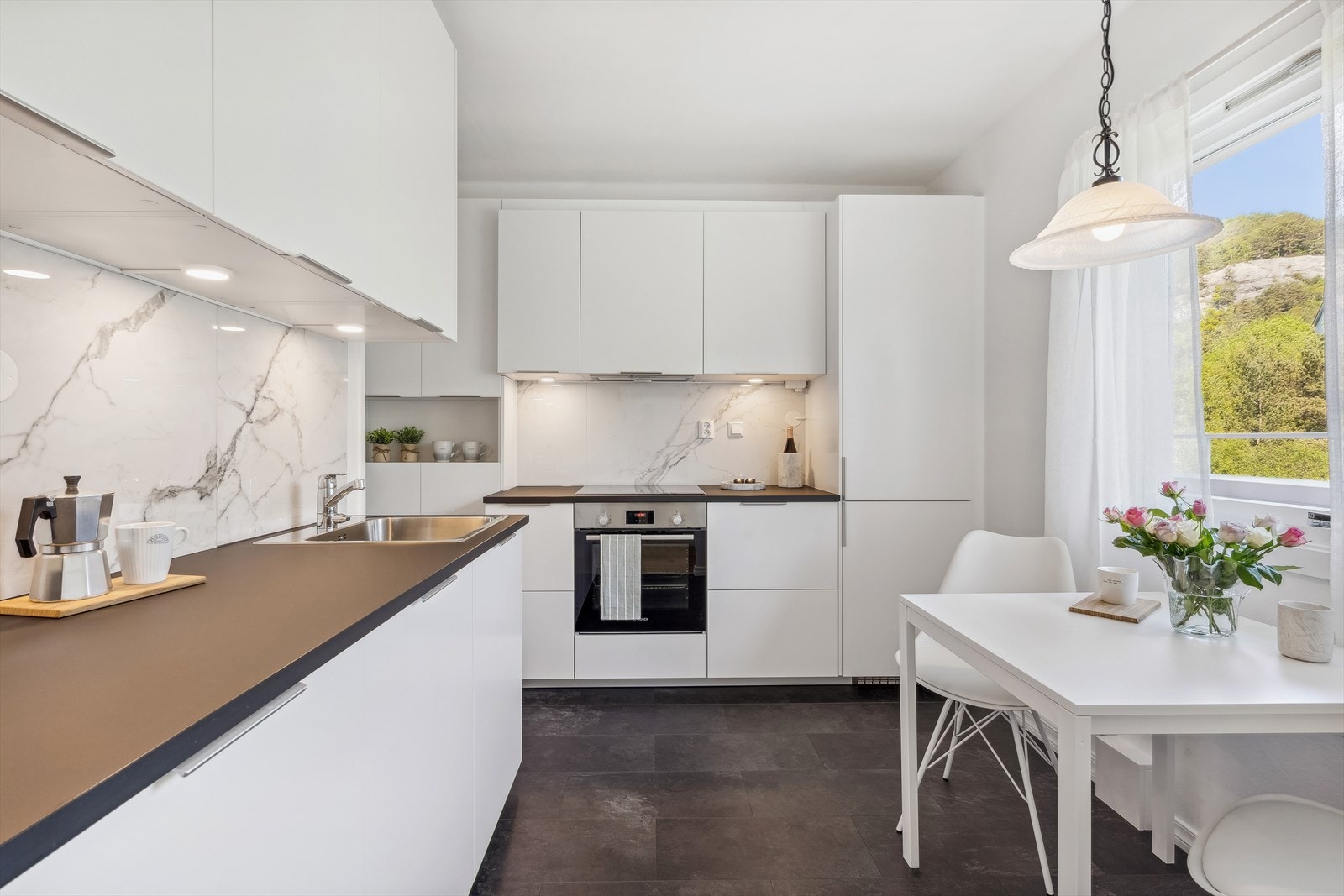 Stilfullt kjøkken renovert i mars- april 2023 og hvitevarer fra Siemens Bosch og AEG. Galleribilde