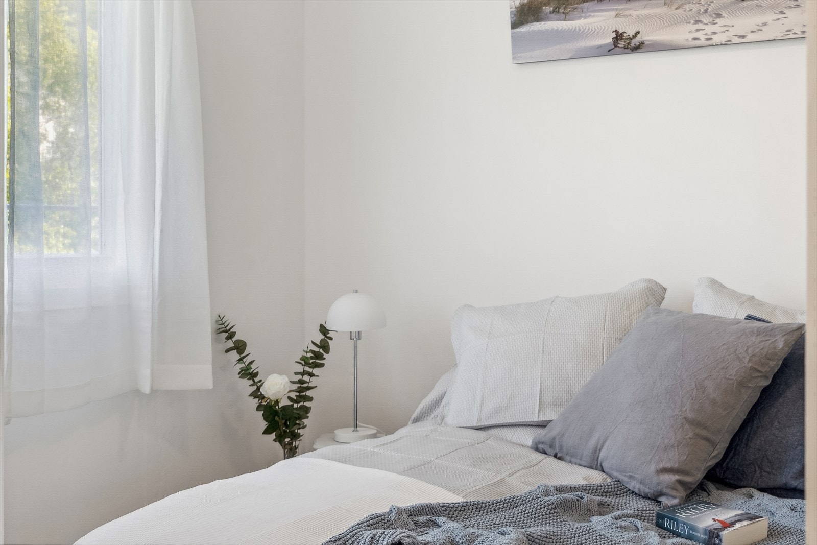 Soverommet er stille og rolig på byggets bakside, passende dersom man foretrekker sove med åpent vindu Galleribilde