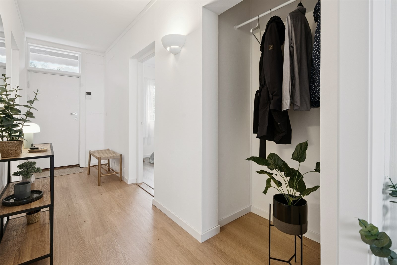 Entré med plass til oppbevaring Galleribilde