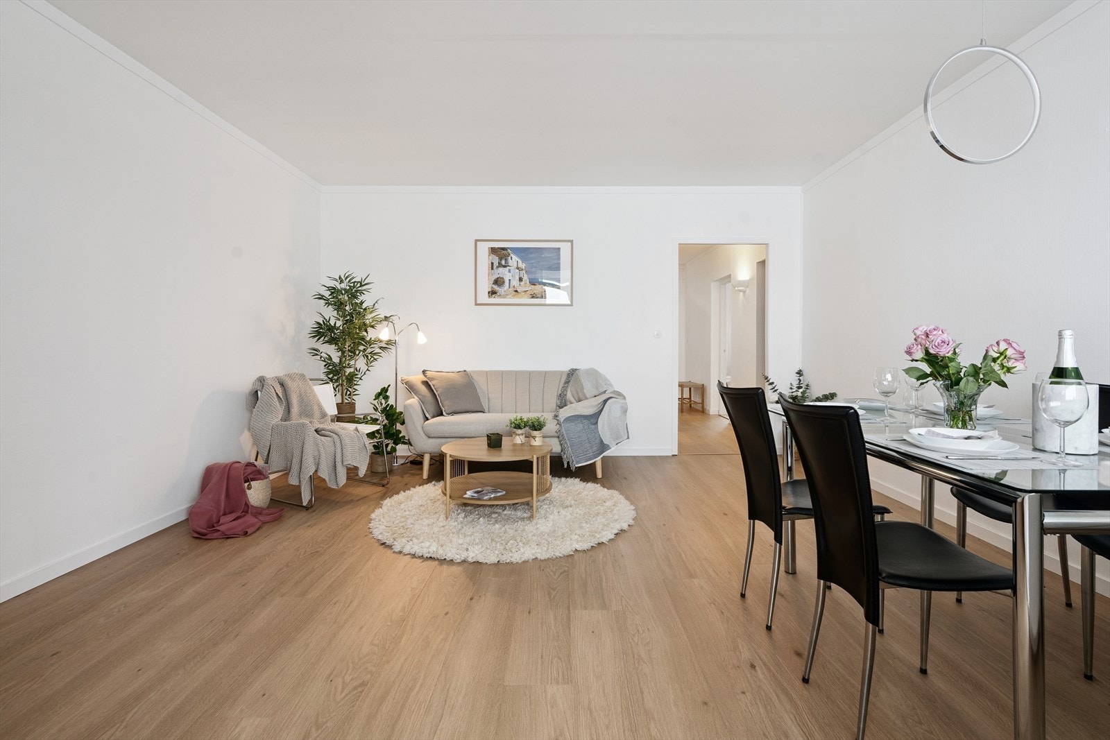 Leilighetens vegger og tak er malt siste årene. Nytt pergo laminatgulv stue, gang og soverom 2025. Galleribilde