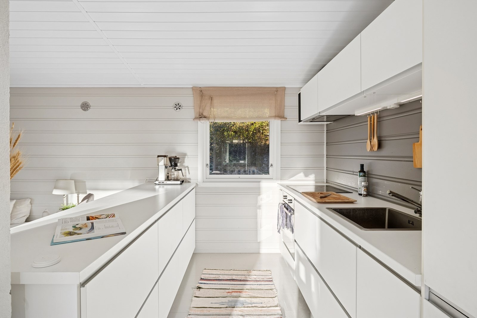 Flott kjøkken med integrerte hvitevarer Galleribilde