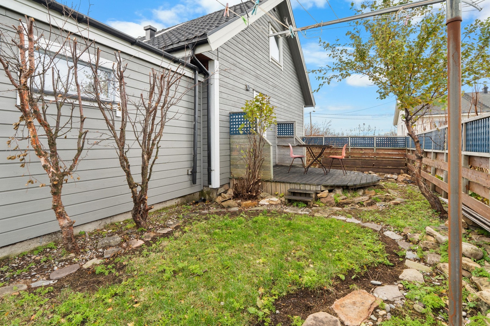 Mot nordvest er det også en praktisk markterrasse hvor kveldssolen kan nytes. Galleribilde