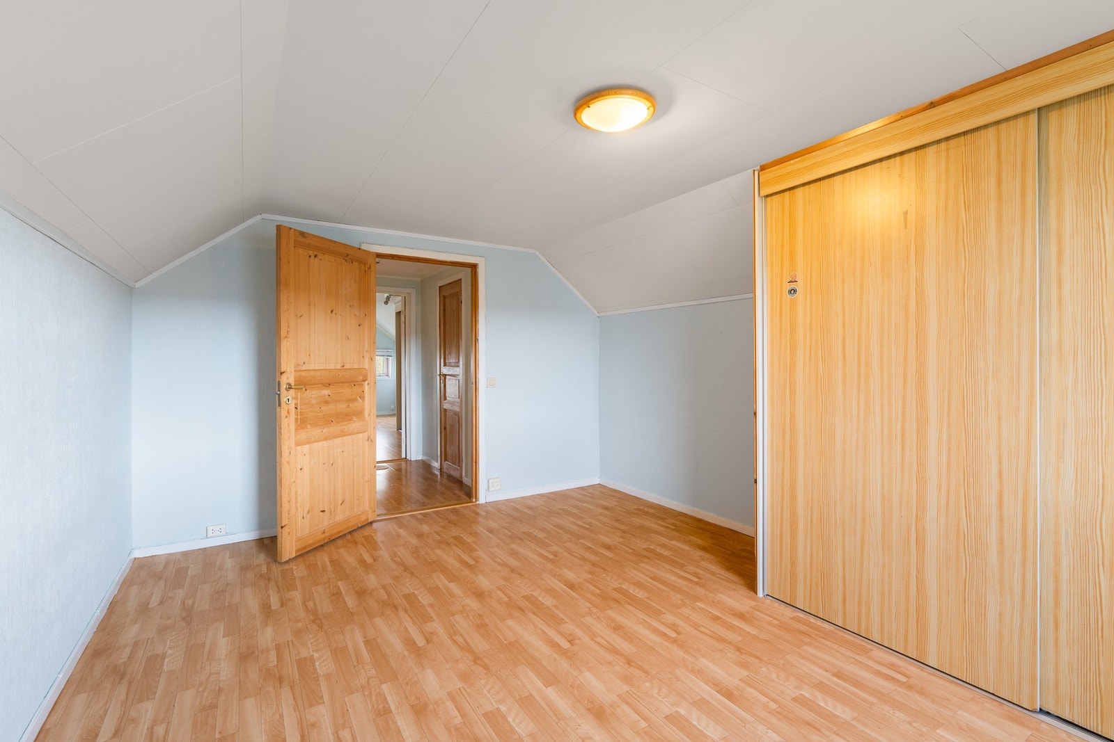 På soverommene er det også praktiske garderober med skyvedører. Galleribilde