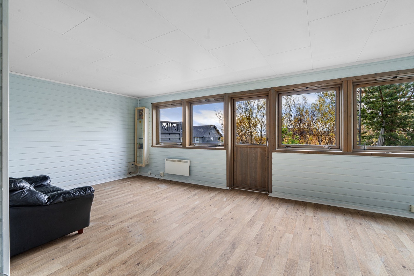 Velkommen inn! Den romslige stuen har store vindusflater mot sør. Galleribilde