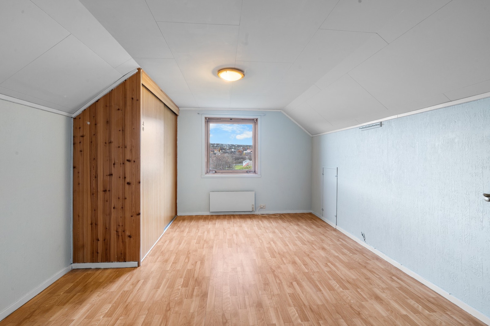 I andre etasje er det to romslige soverom og ett toalettrom. Galleribilde